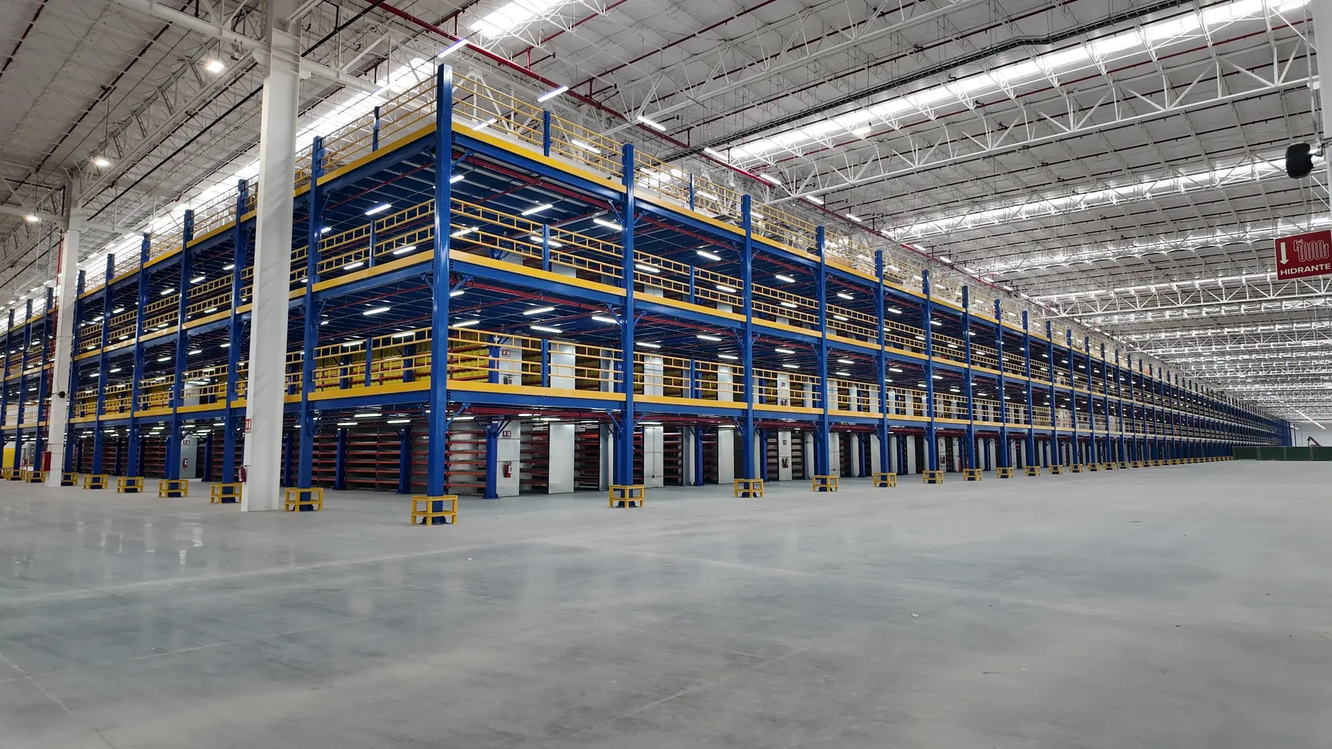 Sistema de entrepiso industrial de varios niveles fabricado por Estral