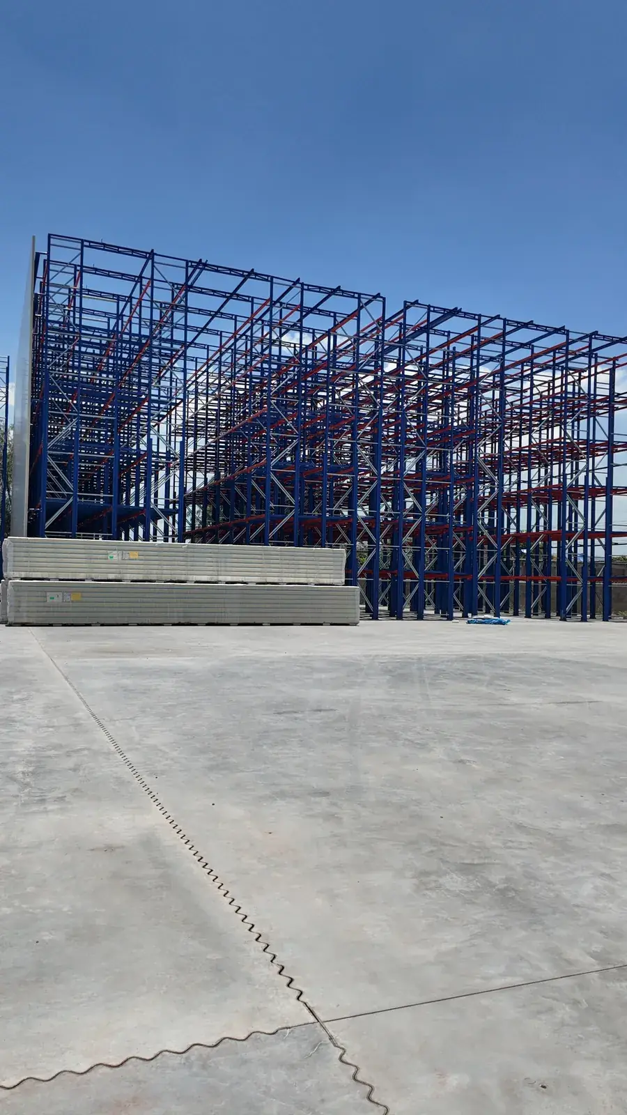 Estructura de racks autosoportados en montaje