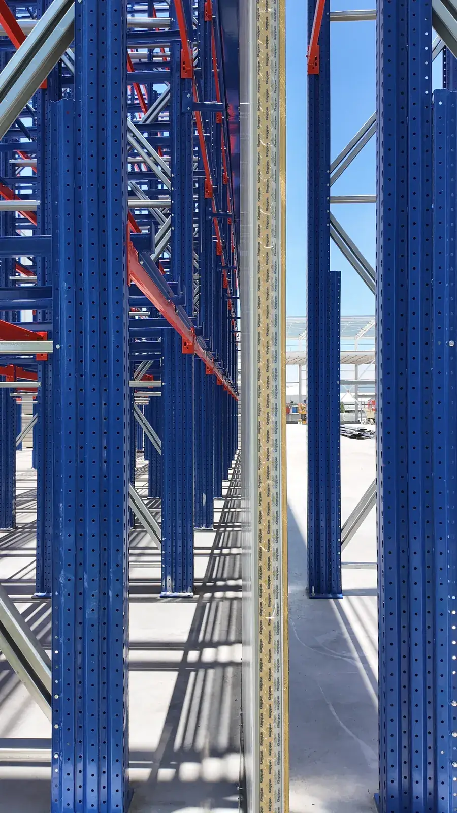 Cubierta y fachada montadas sobre la estructura de racks