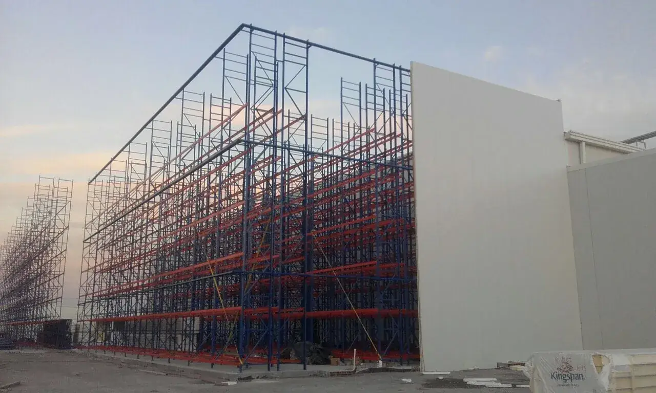 Estructura de racks autosoportados con fachada Kingspan