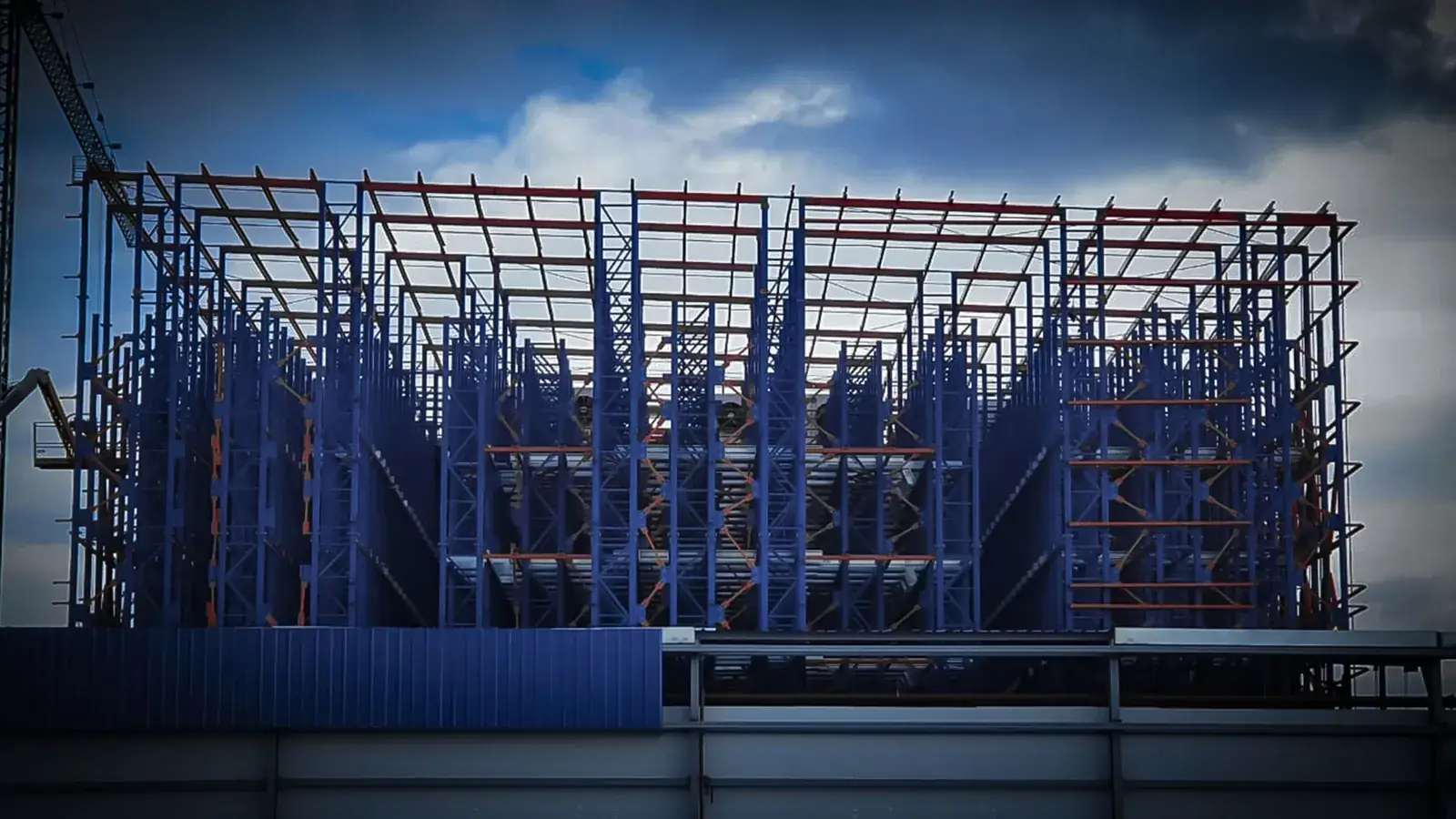 Almacén autosoportado en construcción