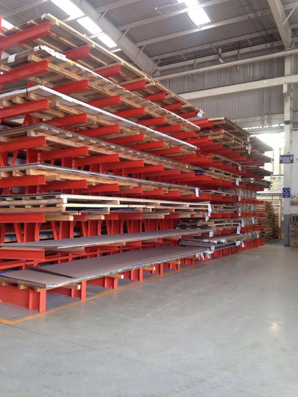 Cantilever con láminas y placas de acero