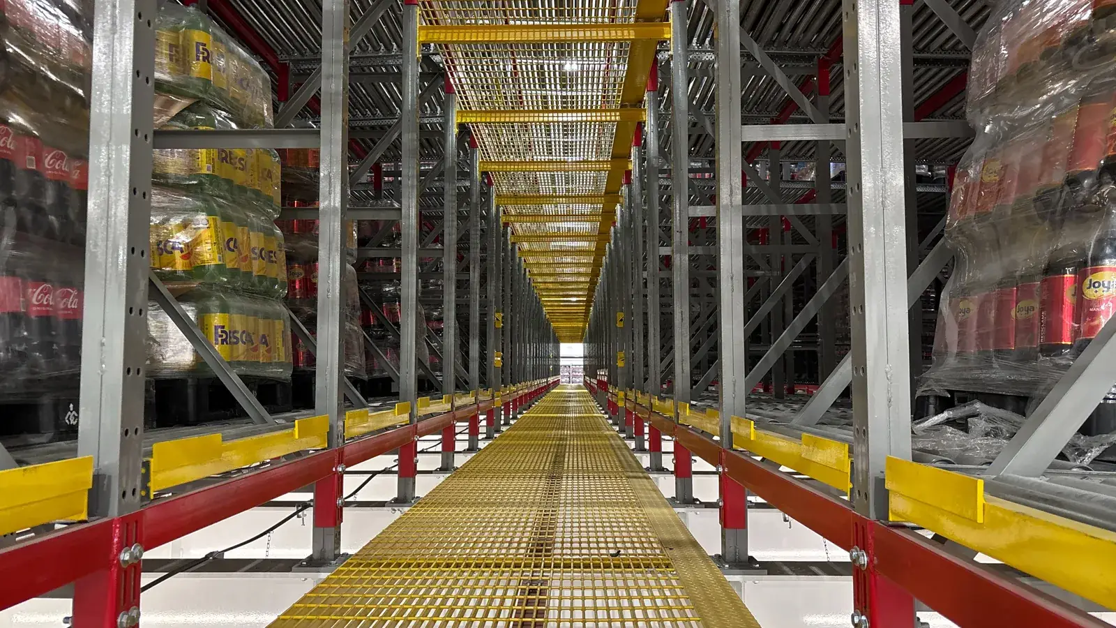 Pasillo de rack dinámico con carga de bebidas