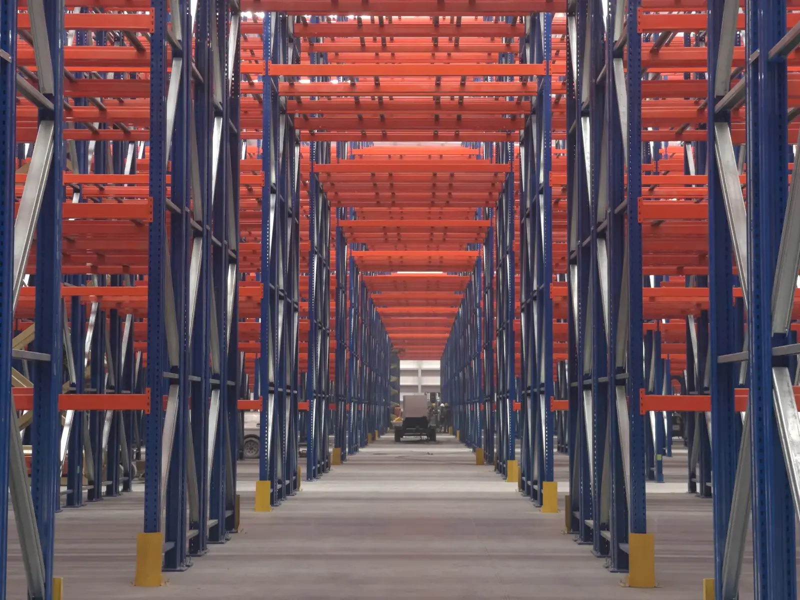 Equipo Estral en instalación de racks