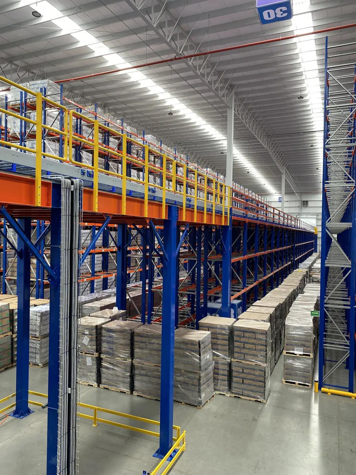 Sistema de almacenaje de gran altura con pasillo elevado
