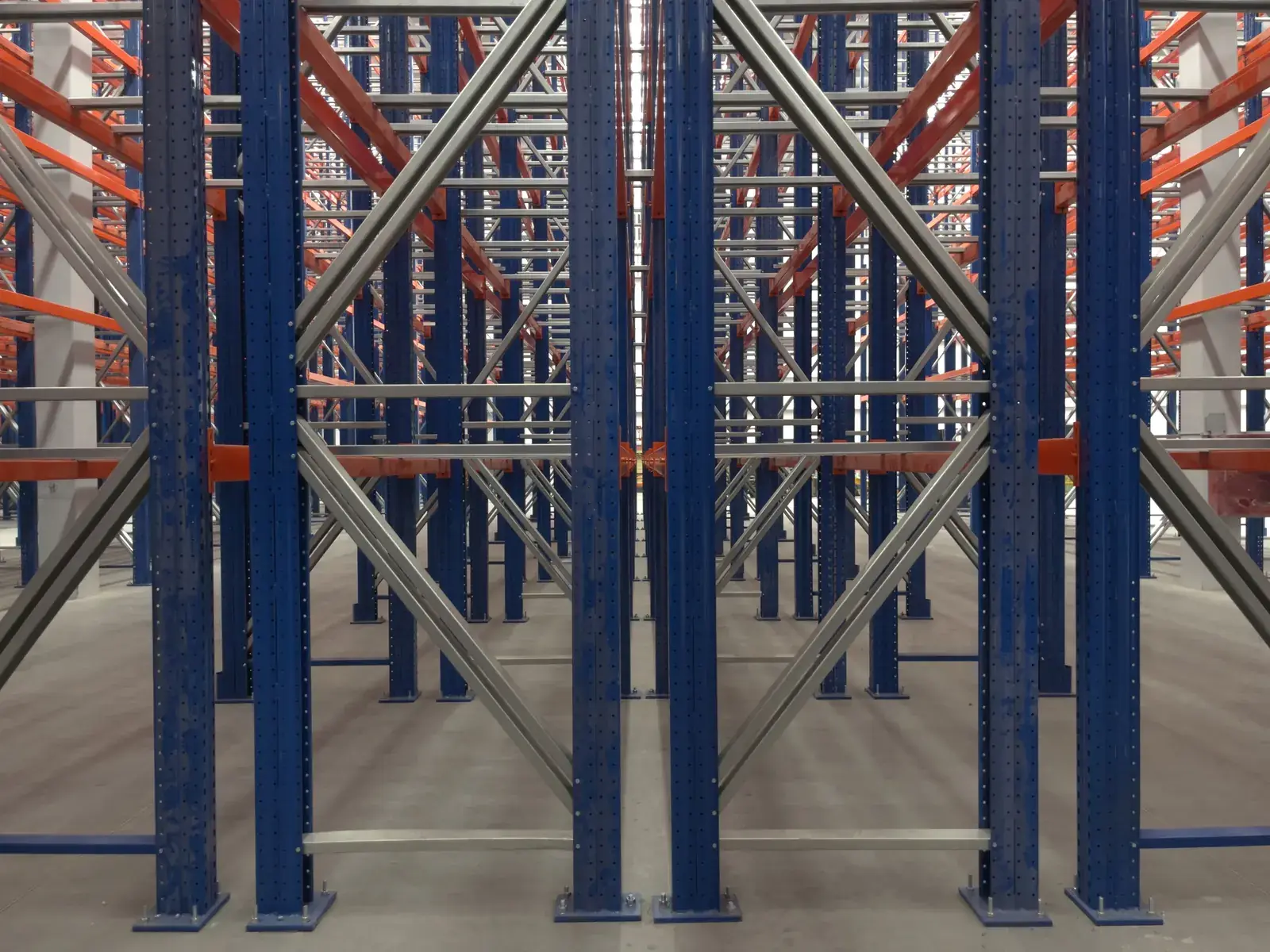 Almacén con racks Double Deep Estral