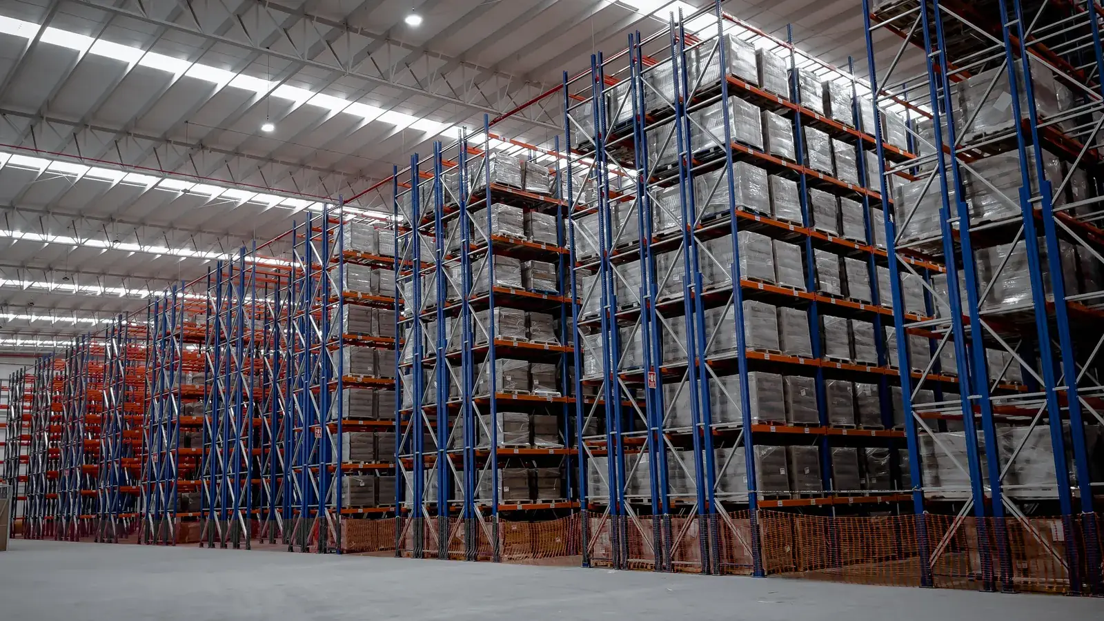 Racks Double Deep fabricado por Estral