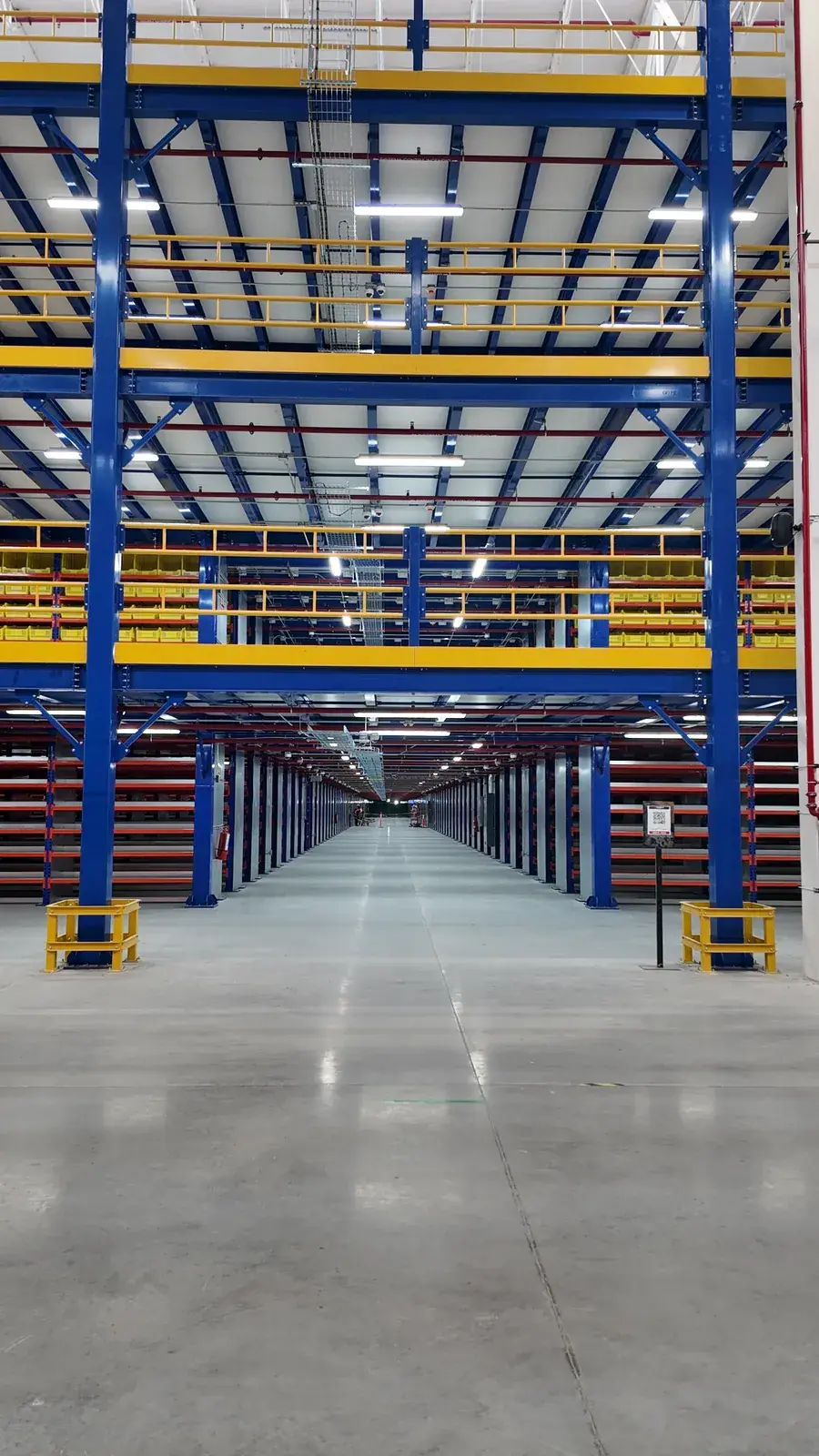 Entrepiso industrial de varios niveles con barandales