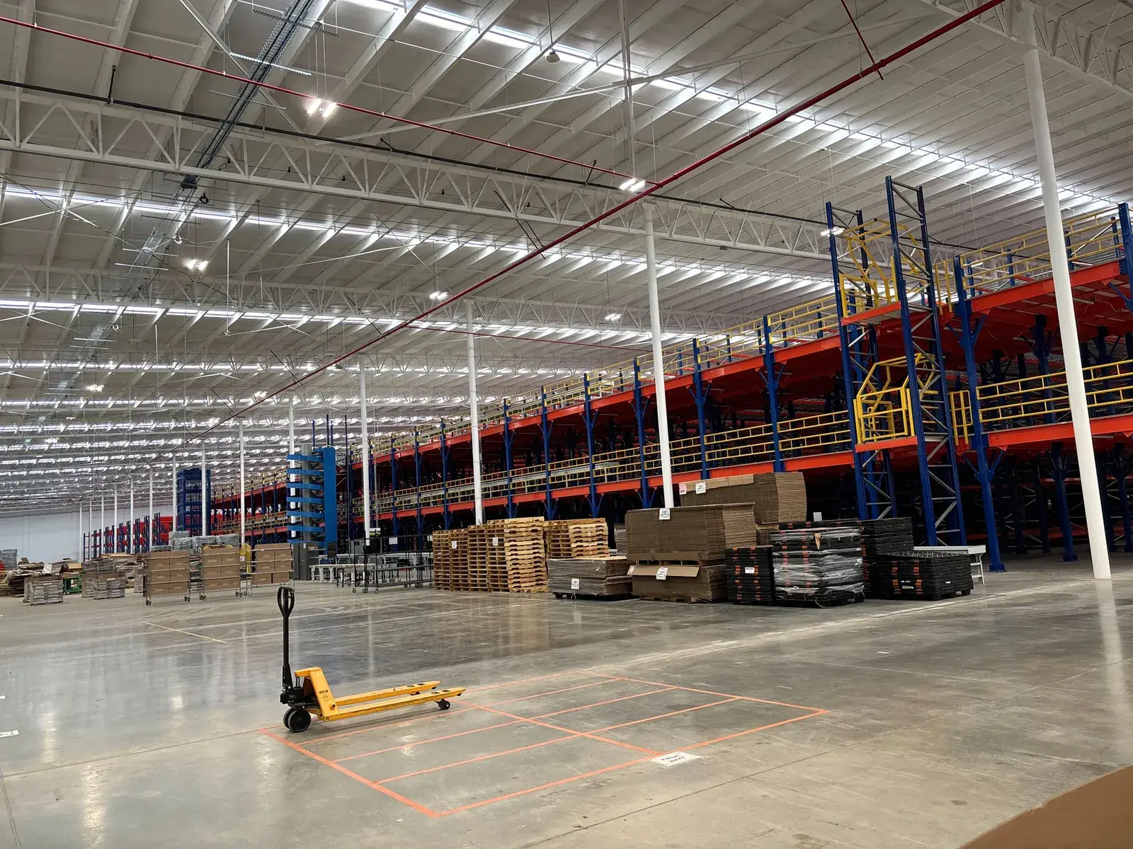 Entrepiso integrado a racks dentro del almacén