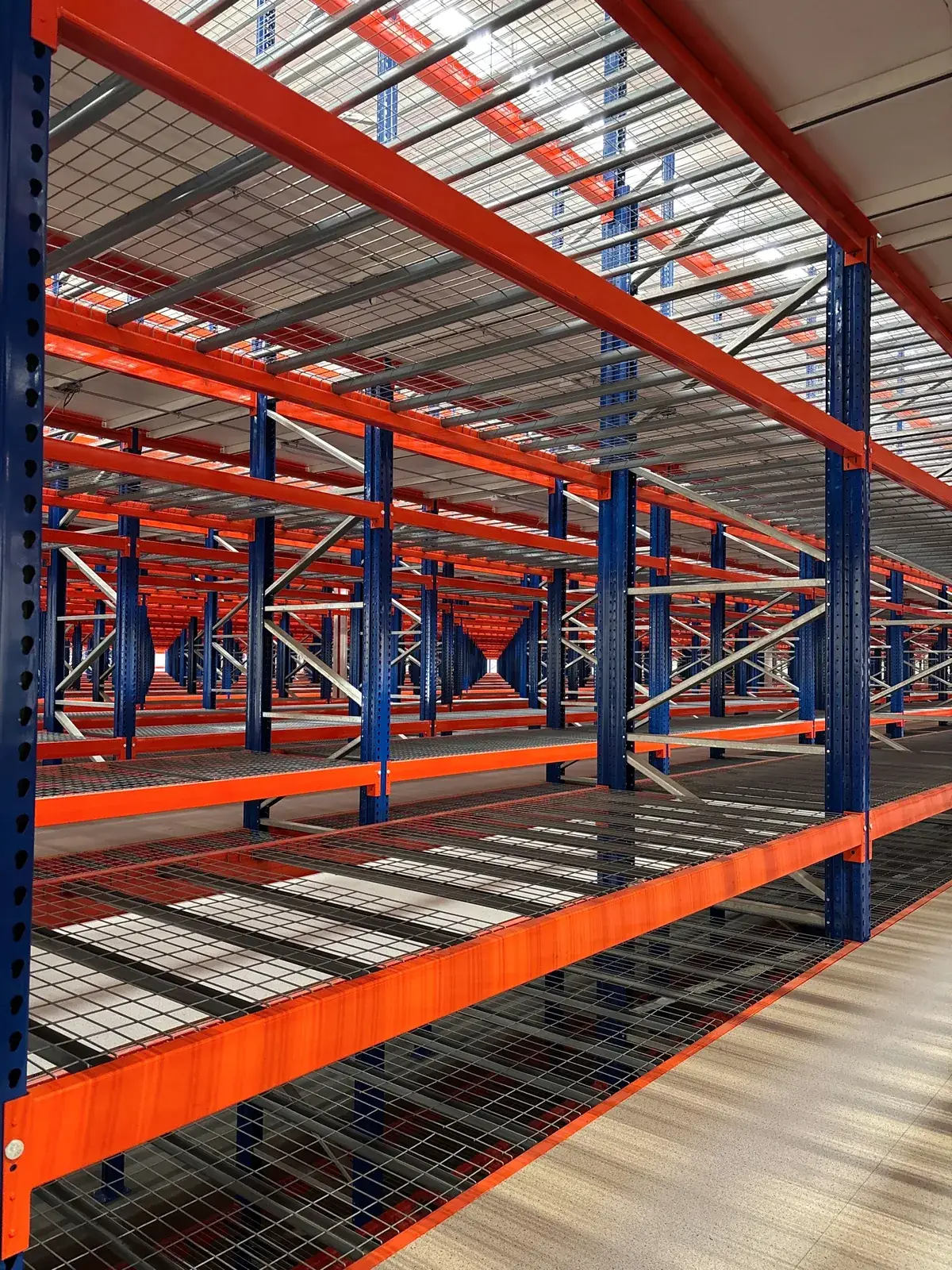 Estructura de entrepiso con malla de piso