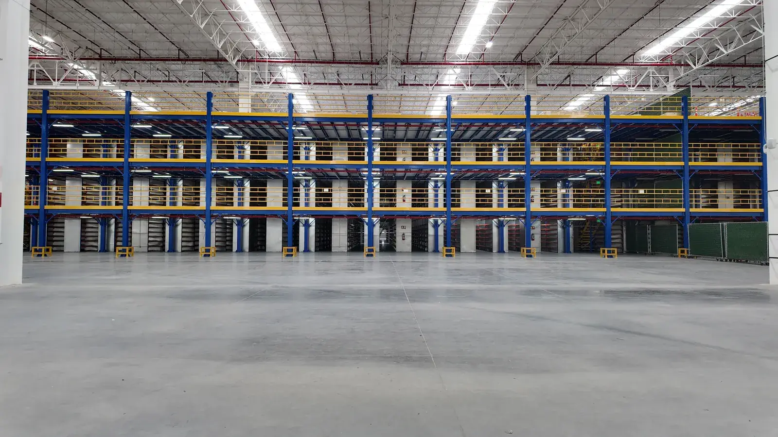 Vista del entrepiso industrial de gran extensión