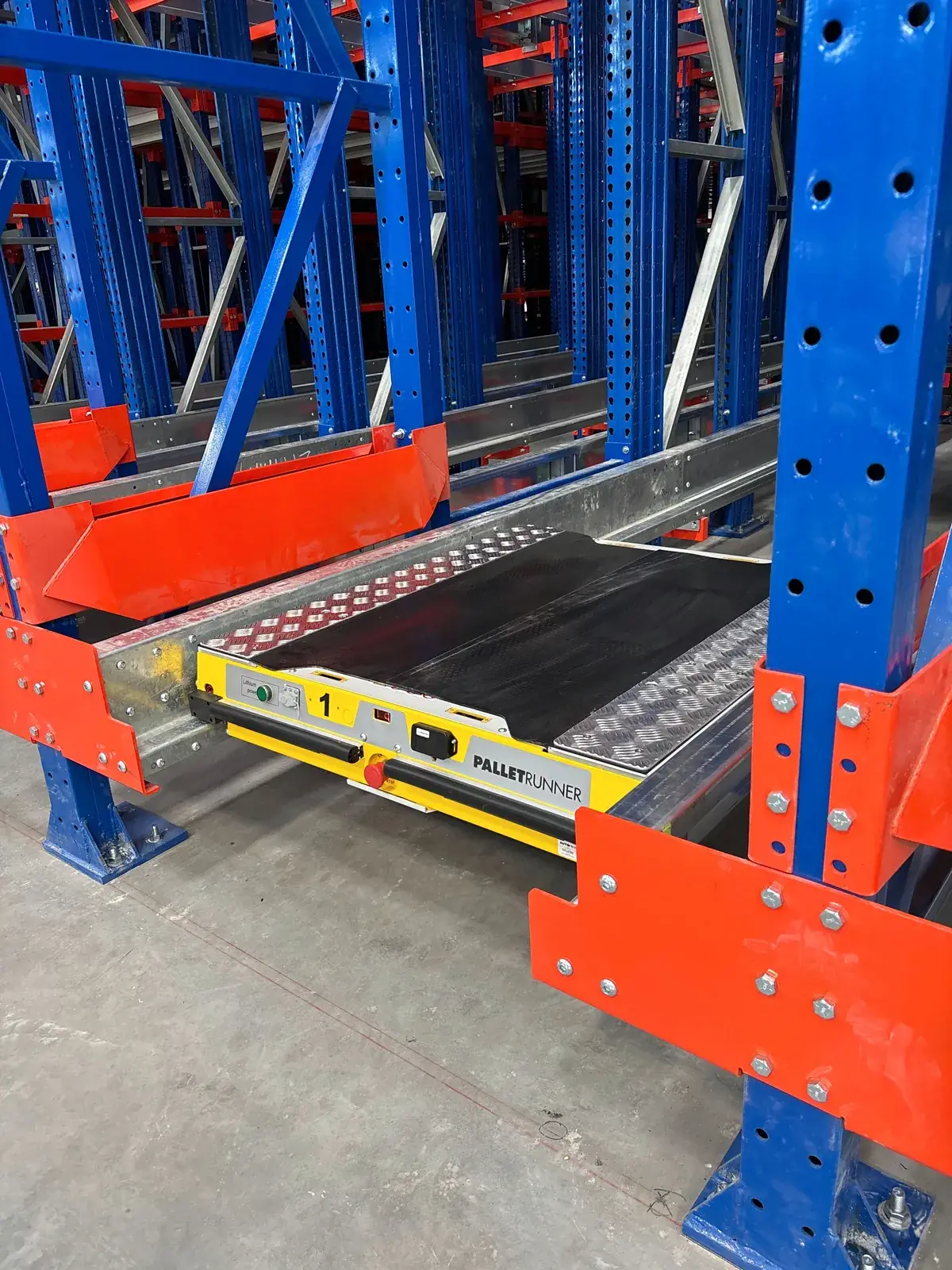 Equipo satelital Pallet Runner en el canal