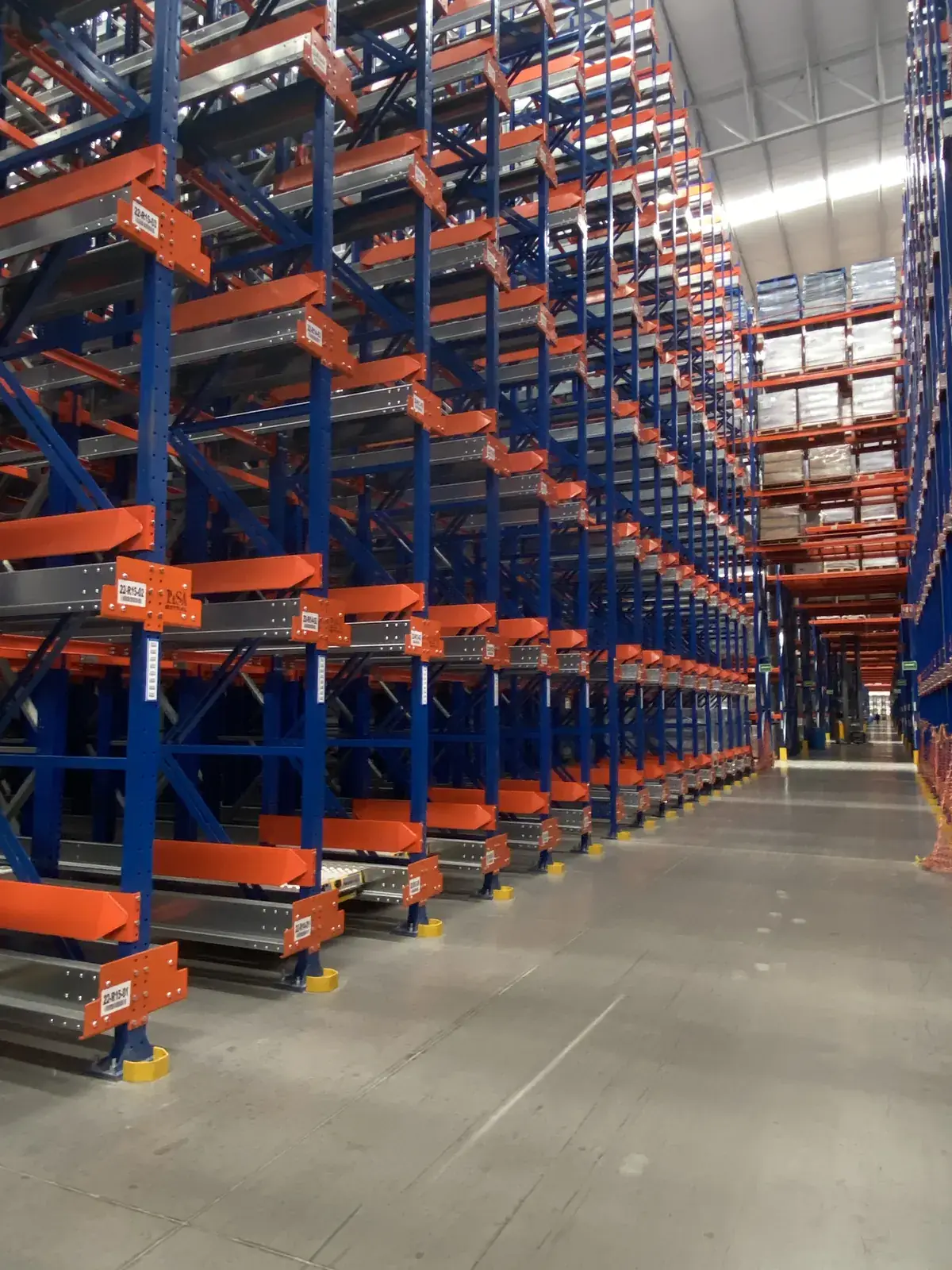 Instalación de racks para satélite autónomo Estral