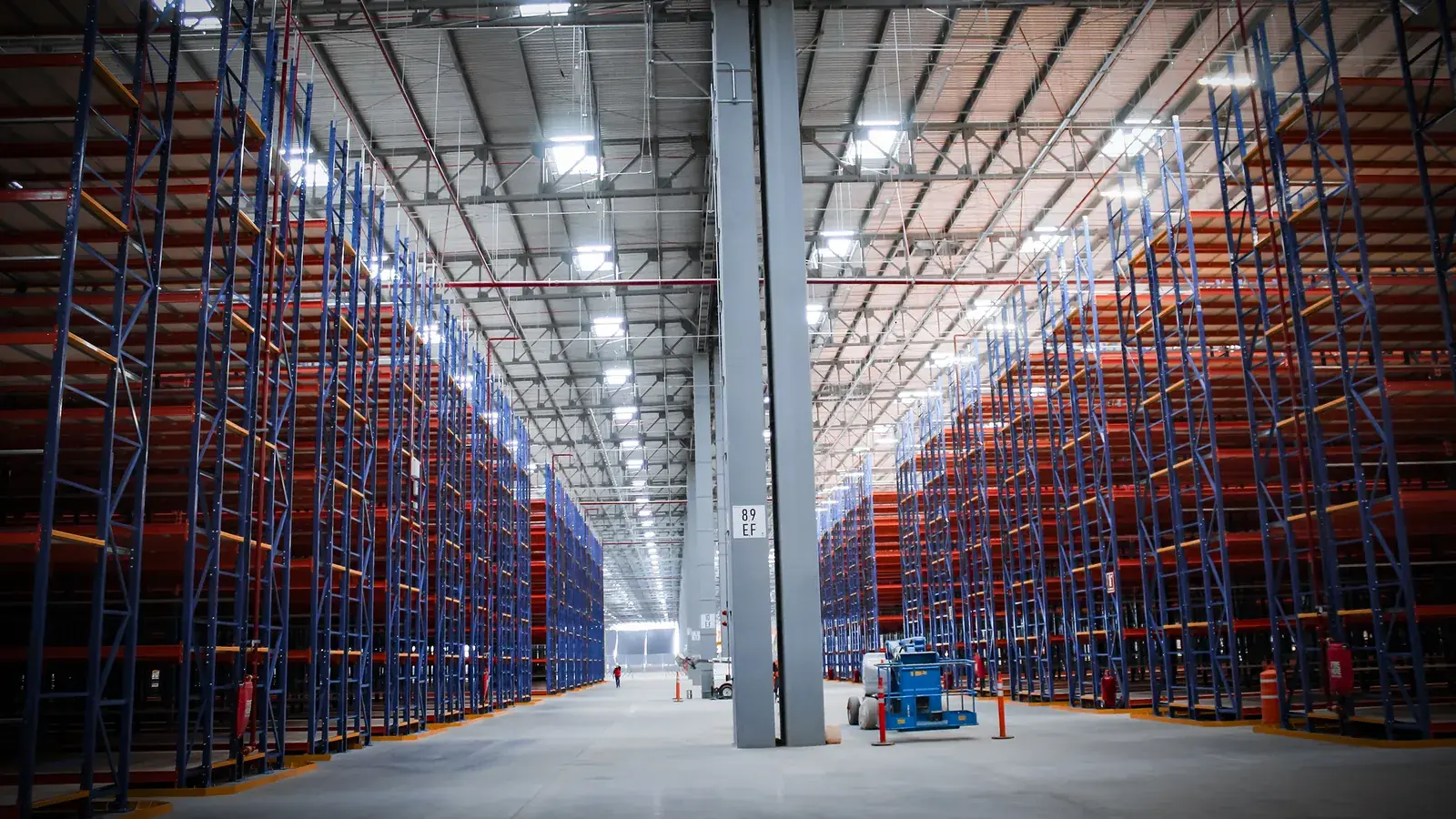 Almacén con racks selectivos de alta densidad