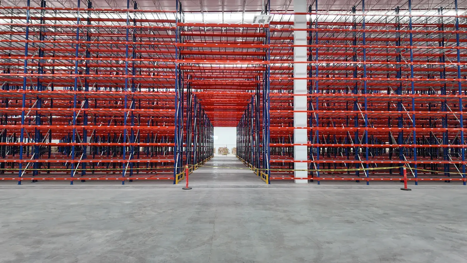 Vista aérea de instalación de racks selectivos