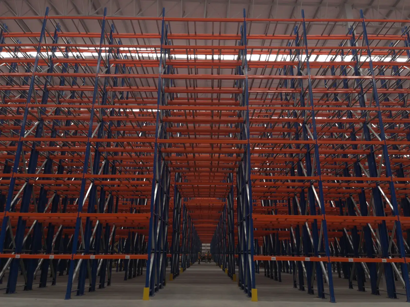 Instalación de racks selectivos Estral